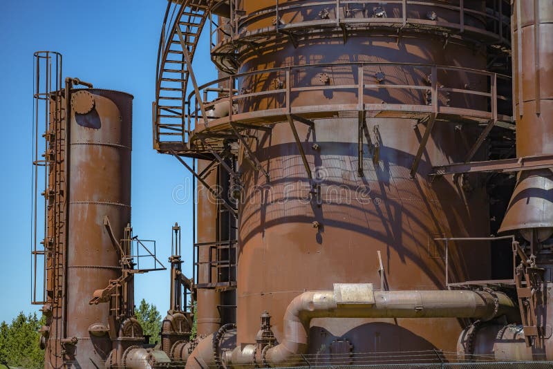 Verlassene alte Maschinen und Speichereinheiten in einer Gasindustrie an GA stockfotografie Verlassene alte Maschinen und Speichereinheiten in einer Gasindustrie an GA stockfotografie