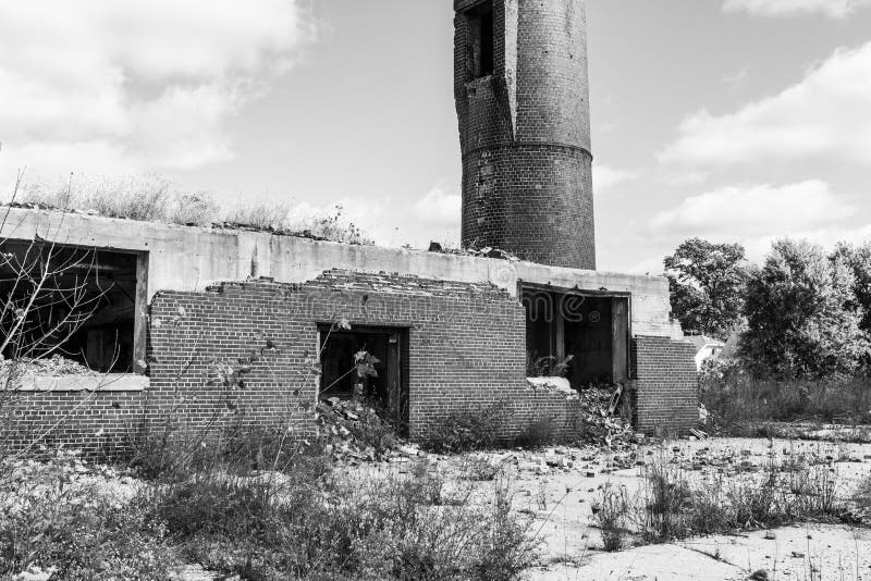 Verlassene Fabrik mit Ziegelstein-Schornstein und die Reste des Kraftwerks II