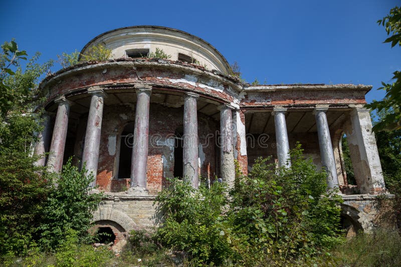 Verlassene Ruinen der Villa von Earl Voeikov, Pensa-Region stockfoto Verlassene Ruinen der Villa von Earl Voeikov, Pensa-Region stockfoto