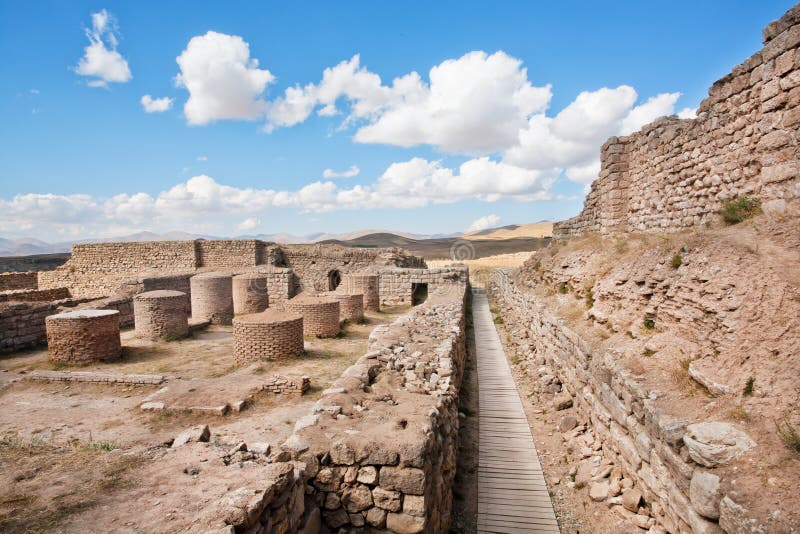 Verlassene Stadt mit Steinsäulen und Backsteinmauern um Zoroastrian feuern Tempel ab lizenzfreie stockbilder Verlassene Stadt mit Steinsäulen und Backsteinmauern um Zoroastrian feuern Tempel ab lizenzfreie stockbilder
