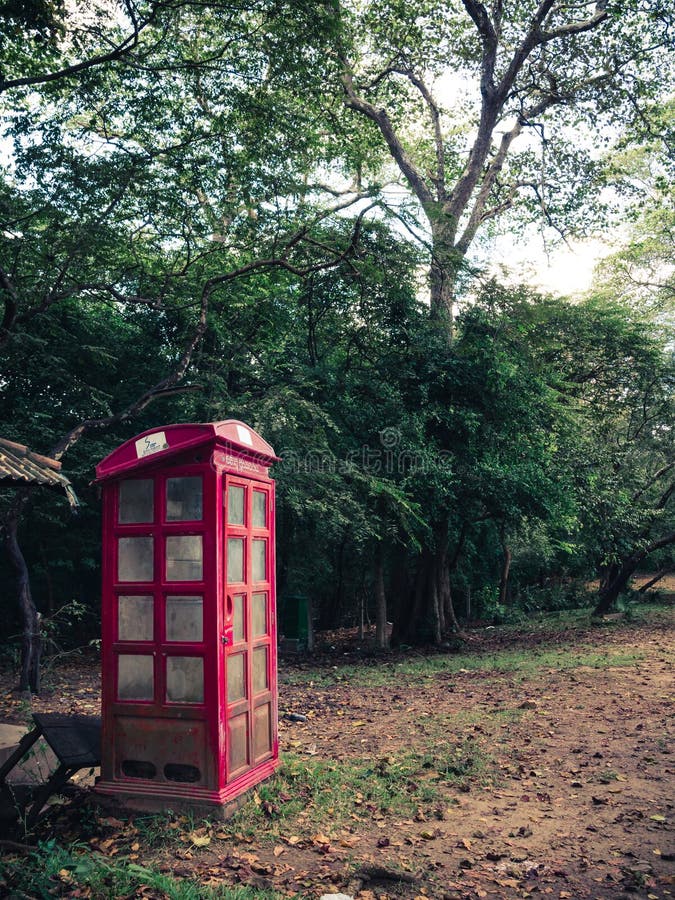 Verlassene Telefonzelle in der alten Stadt von Polonnaruwa, Sr stockfotos Verlassene Telefonzelle in der alten Stadt von Polonnaruwa, Sr stockfotos