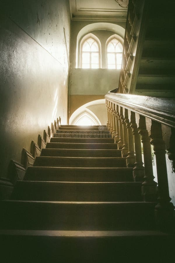 Verlassene Treppe und Raum im alten Haus stockfoto Verlassene Treppe und Raum im alten Haus stockfoto