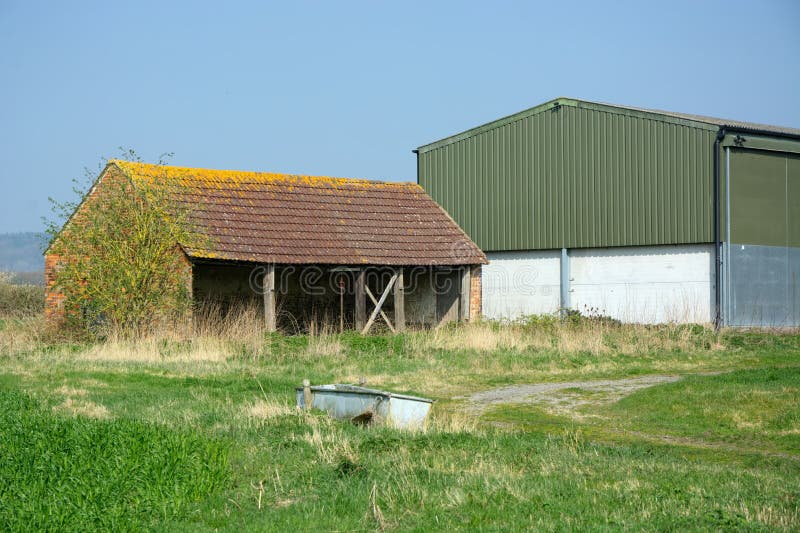 Verlassene Wirtschaftsgebäude in der Landschaft stockfoto Verlassene Wirtschaftsgebäude in der Landschaft stockfoto