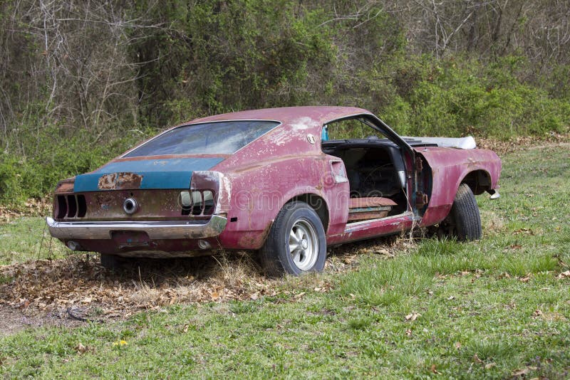 Verlassener Ford Mustang Fastback 1969 lizenzfreie stockfotografie Verlassener Ford Mustang Fastback 1969 lizenzfreie stockfotografie