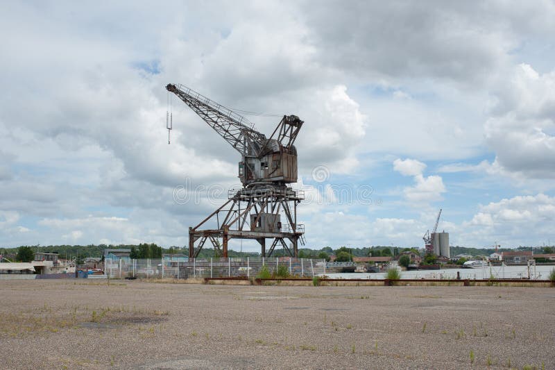 Verlassener Kran auf Hafen stockfotografie Verlassener Kran auf Hafen stockfotografie