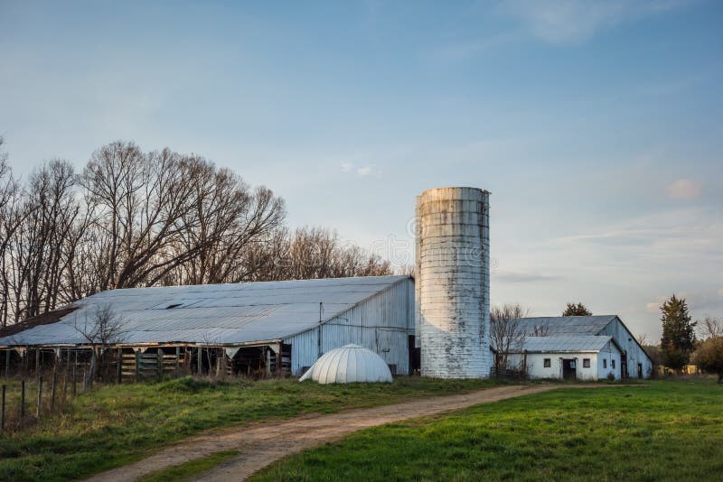 Verlassener Bauernhof auf dem Land am Nachmittag stockfotos
