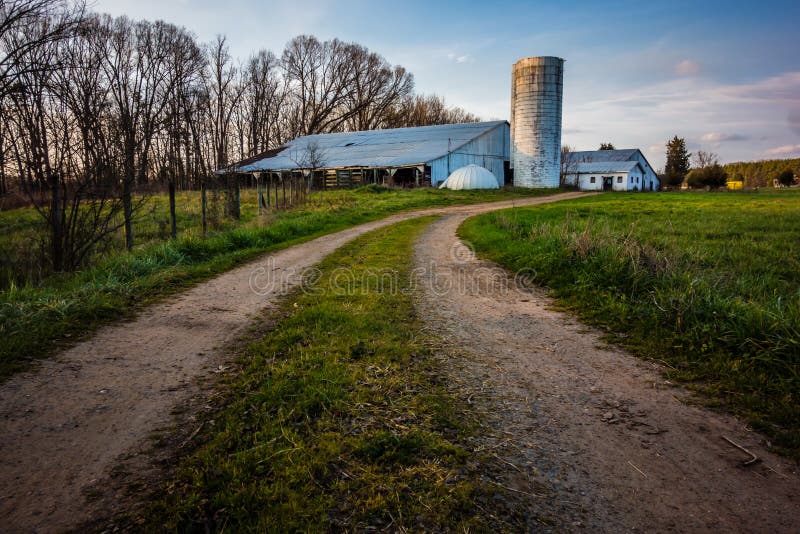Verlassener Bauernhof auf dem Land am Nachmittag stockfotografie