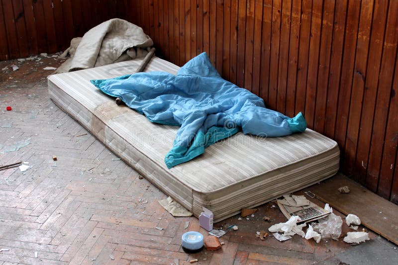 Verlassener Raum Mit Matratze Und Abfall Stockbild Bild von glas