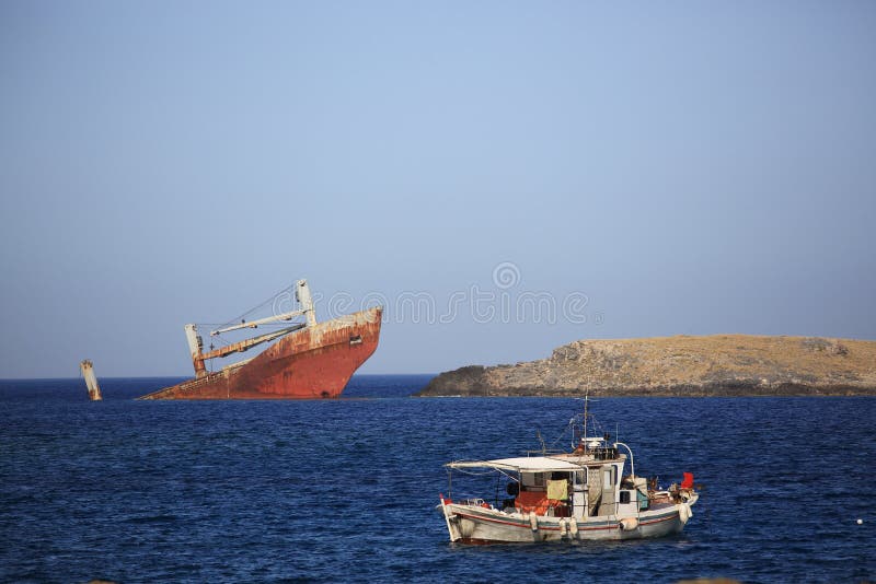 Verlassenes gebrochenes Schiffswrack lizenzfreie stockbilder