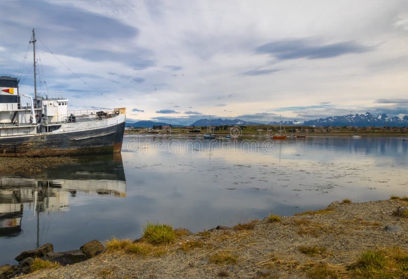 Verlassenes HMS-Gerechtigkeitsschlepperboot geerdet im Patagonia - Ushuaia, Tierra del Fuego, Argentinien stockfoto Verlassenes HMS-Gerechtigkeitsschlepperboot geerdet im Patagonia - Ushuaia, Tierra del Fuego, Argentinien stockfoto