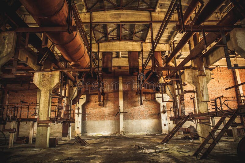 Verlassenes industrielles gruseliges Lager innerhalb des alten dunklen Schmutzfabrikgebäudes lizenzfreie stockfotografie Verlassenes industrielles gruseliges Lager innerhalb des alten dunklen Schmutzfabrikgebäudes lizenzfreie stockfotografie