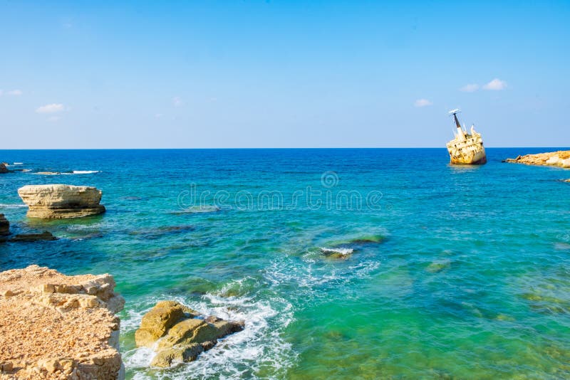 Verlassenes rostiges Schiffswrack EDRO III in Pegeia, Paphos, Zypern lizenzfreie stockbilder Verlassenes rostiges Schiffswrack EDRO III in Pegeia, Paphos, Zypern lizenzfreie stockbilder