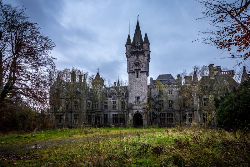 Verlassenes Schloss in Belgien stockbild Verlassenes Schloss in Belgien stockbild
