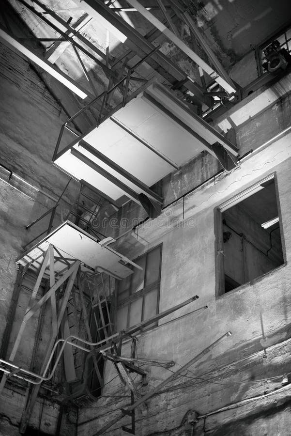 Interieur van een verlaten fabriek stock afbeeldingen