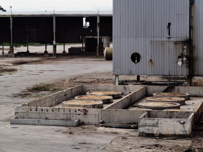VERLATEN HOUTEN FABRIEK royalty-vrije stock afbeeldingen VERLATEN HOUTEN FABRIEK royalty-vrije stock afbeeldingen