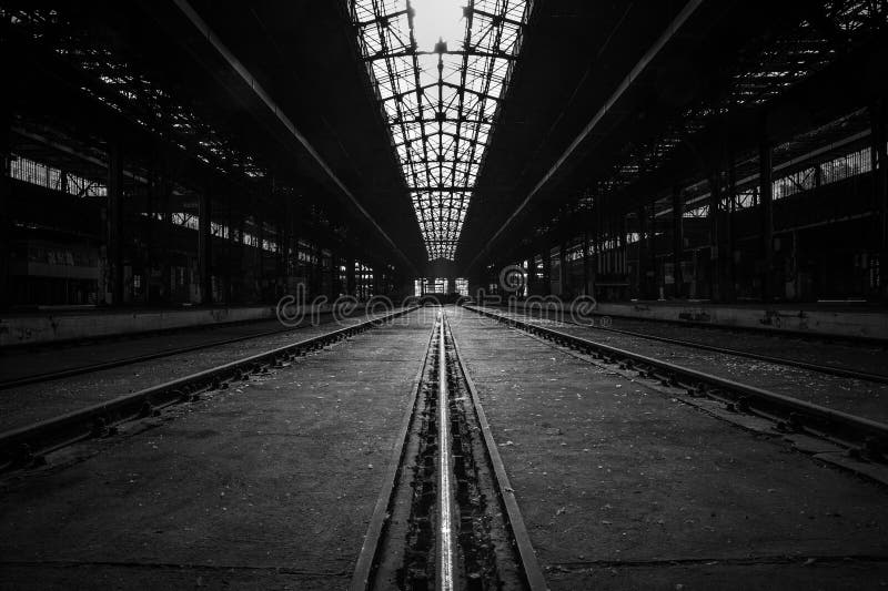 Verlaten industrieel binnenland met helder licht stock fotografie Verlaten industrieel binnenland met helder licht stock fotografie