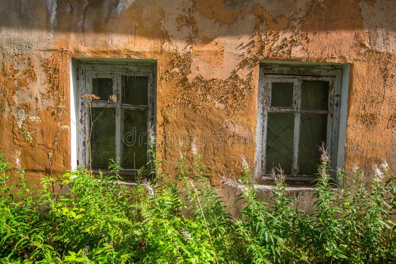Verlaten industriële gebouwen in het gebied van Leningrad, Rusland Architectuur stock fotografie Verlaten industriële gebouwen in het gebied van Leningrad, Rusland Architectuur stock fotografie