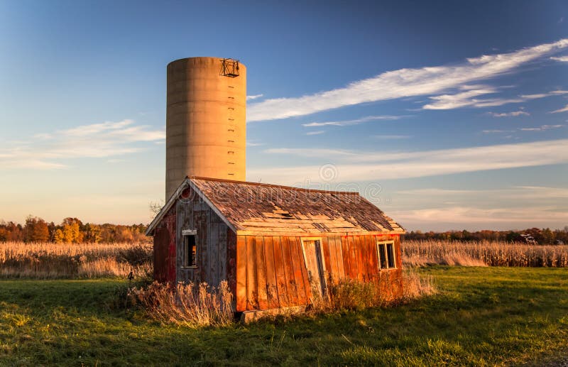 Verlaten Keet en Silo royalty-vrije stock fotografie Verlaten Keet en Silo royalty-vrije stock fotografie
