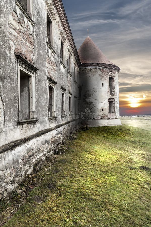Verlaten ruïnes van een kasteel in Transsylvanië, Boncida, Roemenië royalty-vrije stock foto's Verlaten ruïnes van een kasteel in Transsylvanië, Boncida, Roemenië royalty-vrije stock foto's