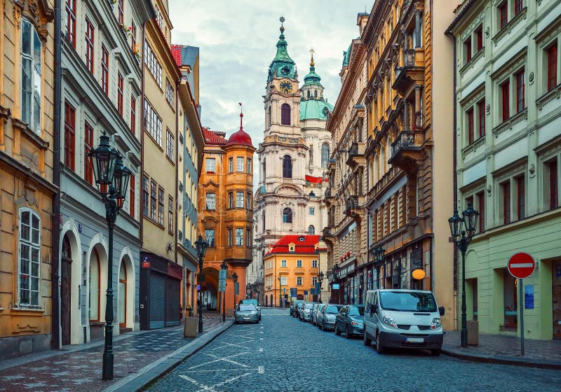 Verlaten straat met oud huis en mening over toren van kathedraal in Praag stock foto's Verlaten straat met oud huis en mening over toren van kathedraal in Praag stock foto's