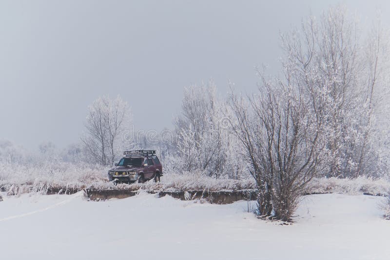 Verlaten SUV op een heuvel in de sneeuw royalty-vrije stock foto's Verlaten SUV op een heuvel in de sneeuw royalty-vrije stock foto's