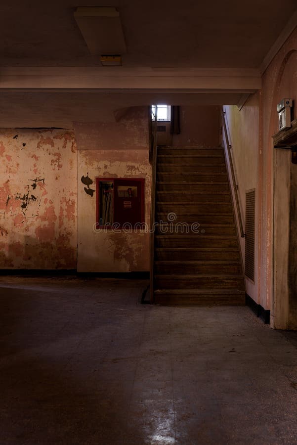 Verlaten Trap in Auditorium - het Verlaten Laurelton-Ziekenhuis van de Staat - Pennsylvania royalty-vrije stock fotografie Verlaten Trap in Auditorium - het Verlaten Laurelton-Ziekenhuis van de Staat - Pennsylvania royalty-vrije stock fotografie