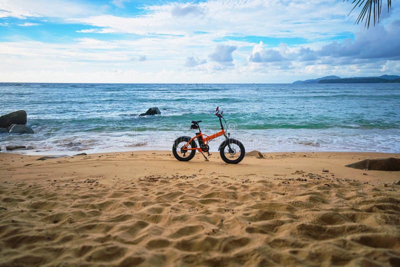 Verlaten tropisch strand en een elektrische fiets Thailand, Phuket royalty-vrije stock afbeelding Verlaten tropisch strand en een elektrische fiets Thailand, Phuket royalty-vrije stock afbeelding