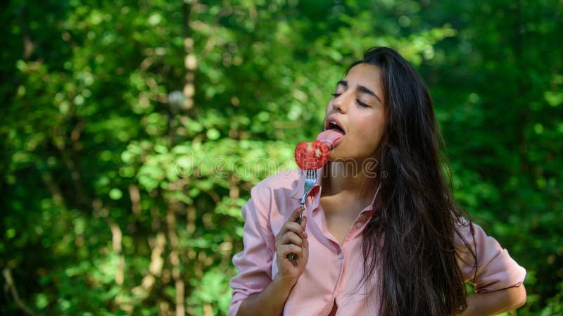 Verleidelijke eetlust Haar eetlust is sexy Vrouwenhoogtepunt van wens hongerige het eten tomaat Het meisje houdt vork met sappige stock foto's Verleidelijke eetlust Haar eetlust is sexy Vrouwenhoogtepunt van wens hongerige het eten tomaat Het meisje houdt vork met sappige stock foto's
