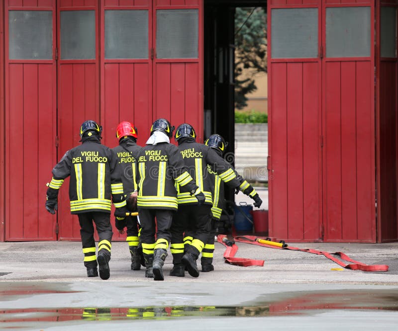 verletzte Person trug durch Feuerwehrmänner auf einer Bahre stockfotografie verletzte Person trug durch Feuerwehrmänner auf einer Bahre stockfotografie