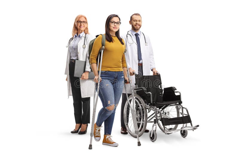 Verletztes junges Weibchen mit Krücken und einem medizinischen Team mit Rollstuhl stockbild