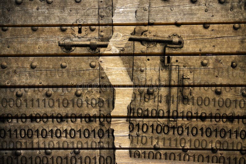 Verletzung der Geheimcodedatei - Konzeptbild mit binär Code agaist eine alte rostige Metalltür auf hölzernem Hintergrund stockbild