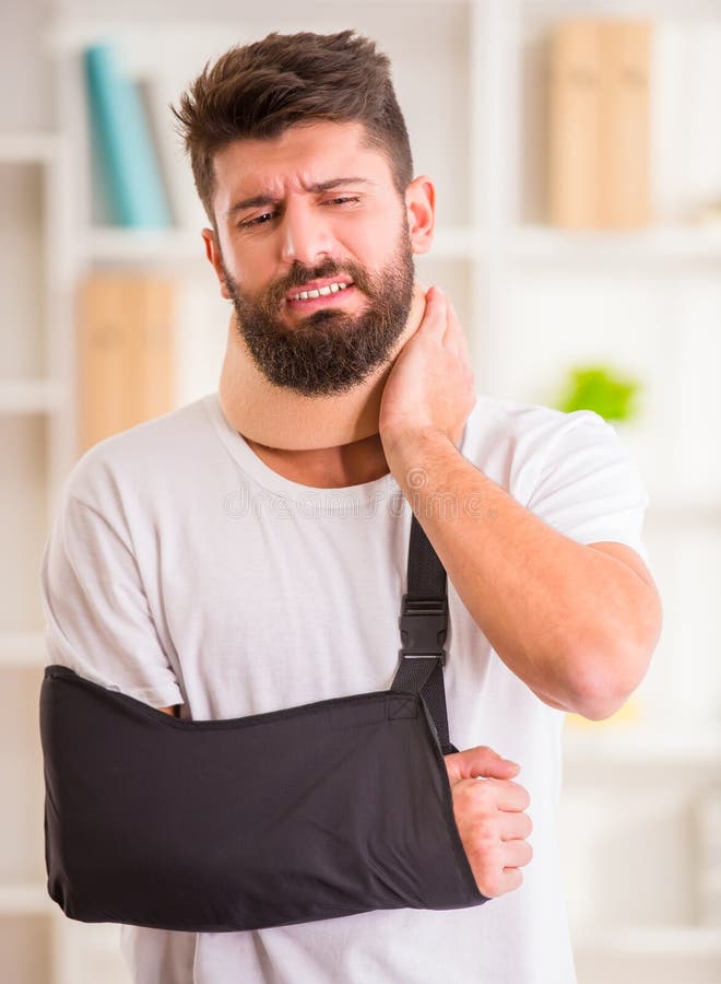 Verletzungsmann in Doktor lizenzfreies stockbild