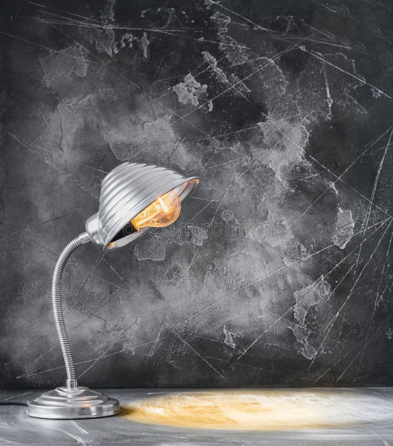 Verlicht het Bureauconcept van de Lampzwarte terug naar School stock fotografie Verlicht het Bureauconcept van de Lampzwarte terug naar School stock fotografie