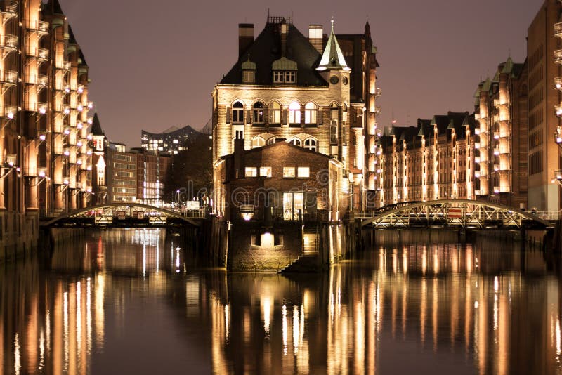 Verlicht waterkasteel in oud het pakhuisdistrict van Hamburgs royalty-vrije stock afbeelding Verlicht waterkasteel in oud het pakhuisdistrict van Hamburgs royalty-vrije stock afbeelding