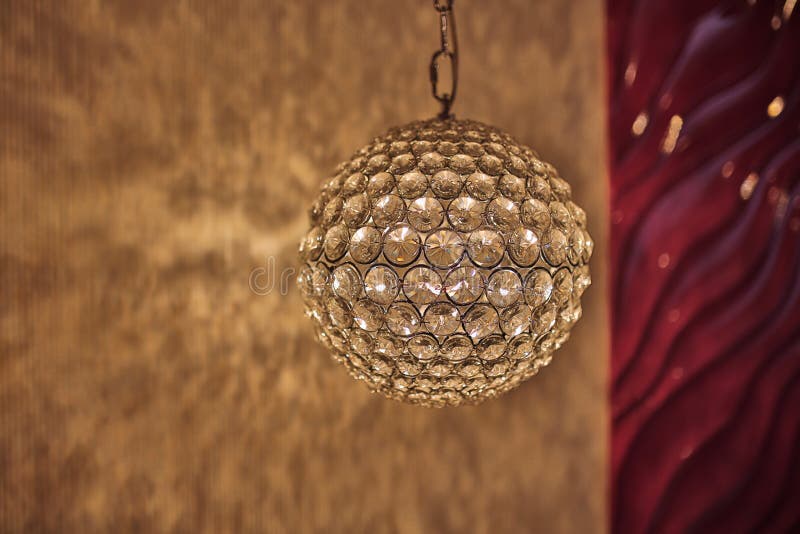 Verlichte tegenhanger lichte lamp, Elegante verlichte Kroonluchter ronde lamp in het binnenland royalty-vrije stock foto Verlichte tegenhanger lichte lamp, Elegante verlichte Kroonluchter ronde lamp in het binnenland royalty-vrije stock foto