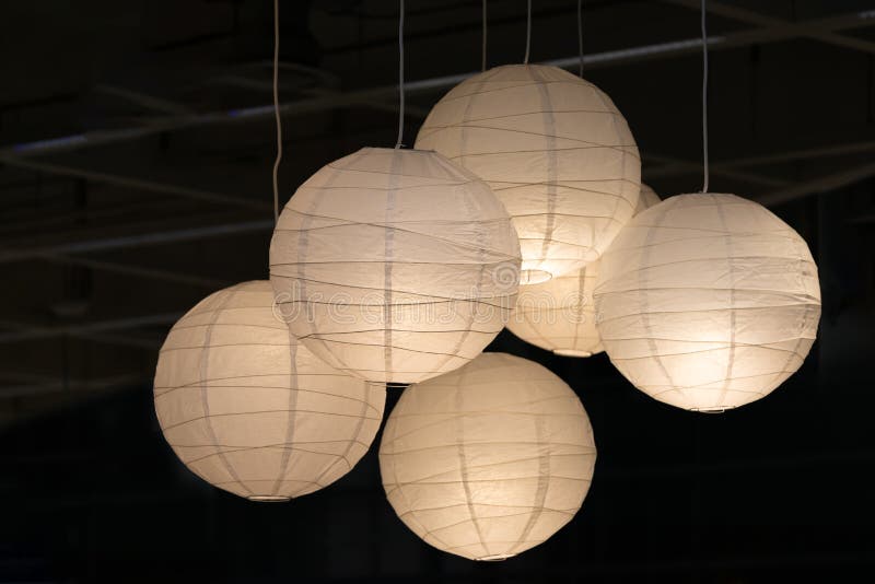 verkopen Gooey Inactief Verlichtingskits Voor Een Papieren Bol Met Plafondgloeilamp of Moerbeige  Lamp Met Molenbeugellamp Stock Foto - Image of plafond, kroonluchter:  162572042