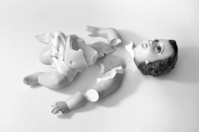 Verliezend geloof - Metafoor, gebroken ceramische baby Jesus stock afbeeldingen Verliezend geloof - Metafoor, gebroken ceramische baby Jesus stock afbeeldingen