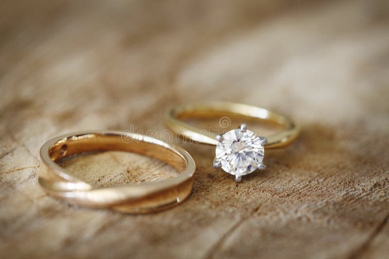 Verlobungsring und Hochzeitsband lizenzfreies stockbild Verlobungsring und Hochzeitsband lizenzfreies stockbild