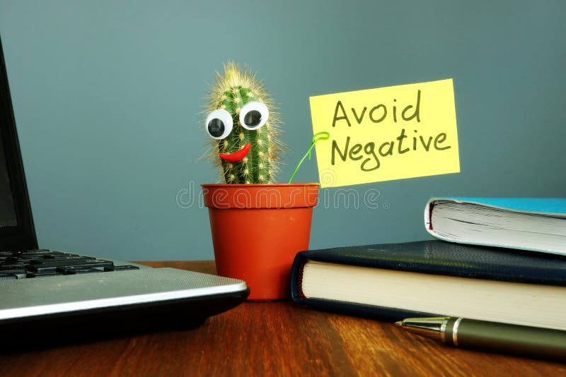 Vermeiden Sie Negativ Lächelnder Kaktus auf dem Schreibtisch Positives Denken lizenzfreies stockfoto