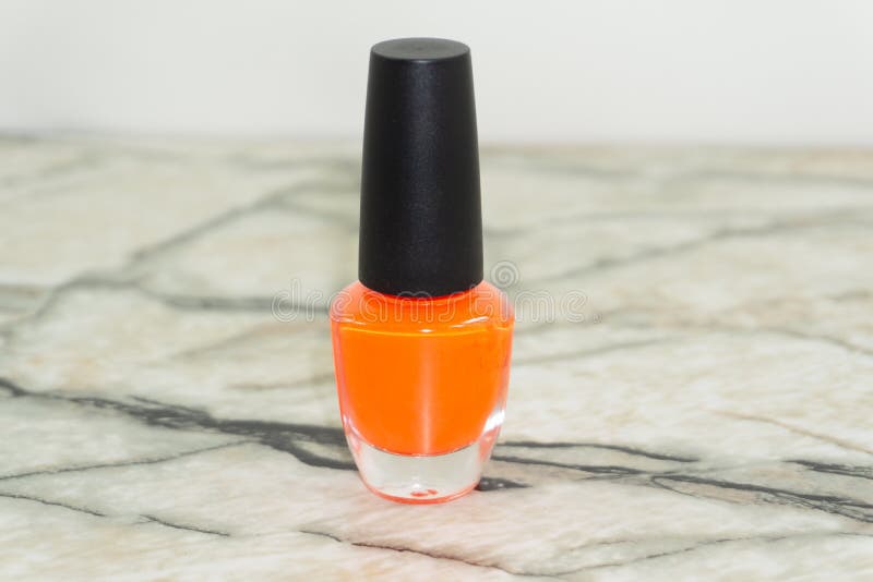 Vermelho com pregos cor-de-rosa lustre garrafas que fluir compõe foto de stock Vermelho com pregos cor-de-rosa lustre garrafas que fluir compõe foto de stock