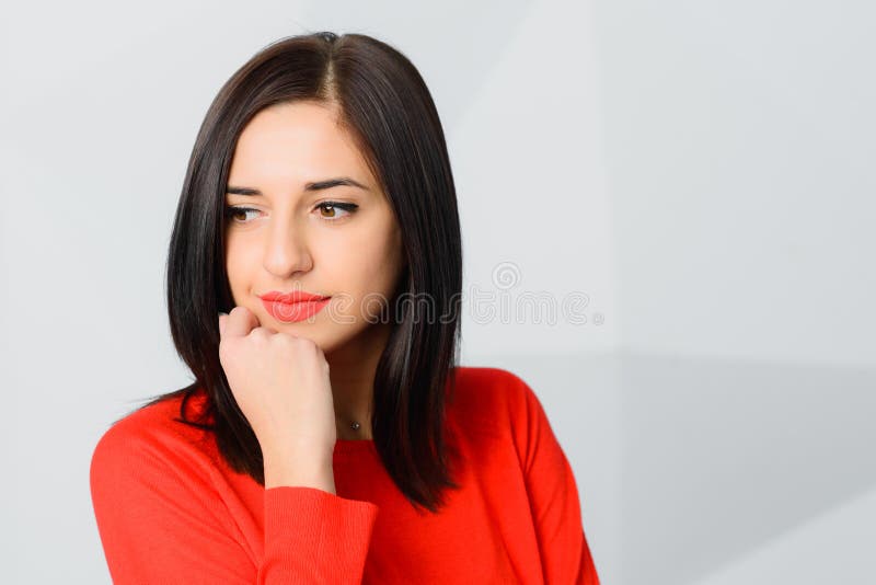 Vermelho vestindo da jovem mulher smily pensativa moreno fotografia de stock royalty free Vermelho vestindo da jovem mulher smily pensativa moreno fotografia de stock royalty free