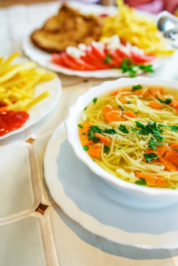 Vermicellisoep met kip stock foto. Image of bouillon 32343834