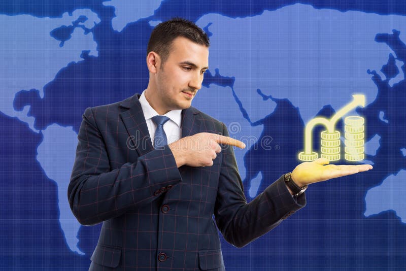 Vermittler, der auf Stapel Münzen in der Palme zeigt lizenzfreies stockbild Vermittler, der auf Stapel Münzen in der Palme zeigt lizenzfreies stockbild