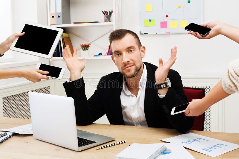 Vermoeid van multitasking, zakenmanwerkverslaafde stock afbeeldingen Vermoeid van multitasking, zakenmanwerkverslaafde stock afbeeldingen