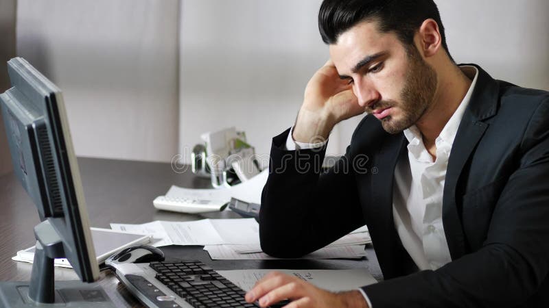 Vermoeide bored jonge zakenman in bureau