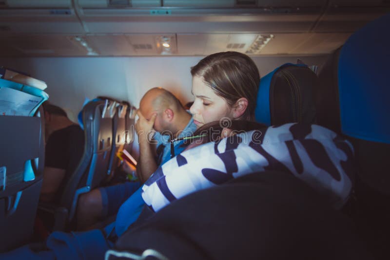 Vermoeide Kaukasische mannen en vrouwen die op zetels slapen terwijl het reizen stock fotografie Vermoeide Kaukasische mannen en vrouwen die op zetels slapen terwijl het reizen stock fotografie