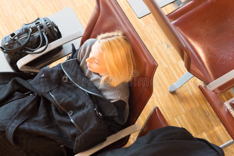 Vermoeide vrouwelijke reiziger die op vertrek wachten stock foto's Vermoeide vrouwelijke reiziger die op vertrek wachten stock foto's