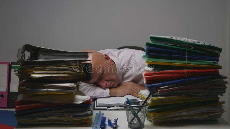 Vermoeide Zakenman in de Slaap van het Boekhoudingsarchief op het Werk royalty-vrije stock foto Vermoeide Zakenman in de Slaap van het Boekhoudingsarchief op het Werk royalty-vrije stock foto