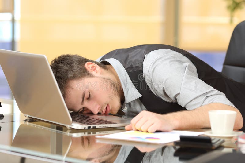 Vermoeide zakenmanslaap over laptop bij baan stock foto's Vermoeide zakenmanslaap over laptop bij baan stock foto's