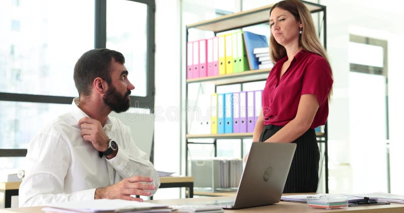 Vermoeide zakenvrouw die een saaie kantoorvergadering heeft met een niet-luisterende collega